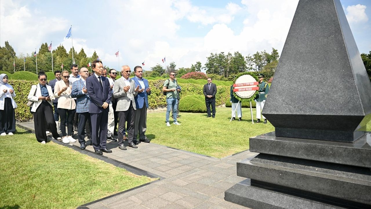 Bakan Uraloğlu, Kore'deki Şehitleri Andı