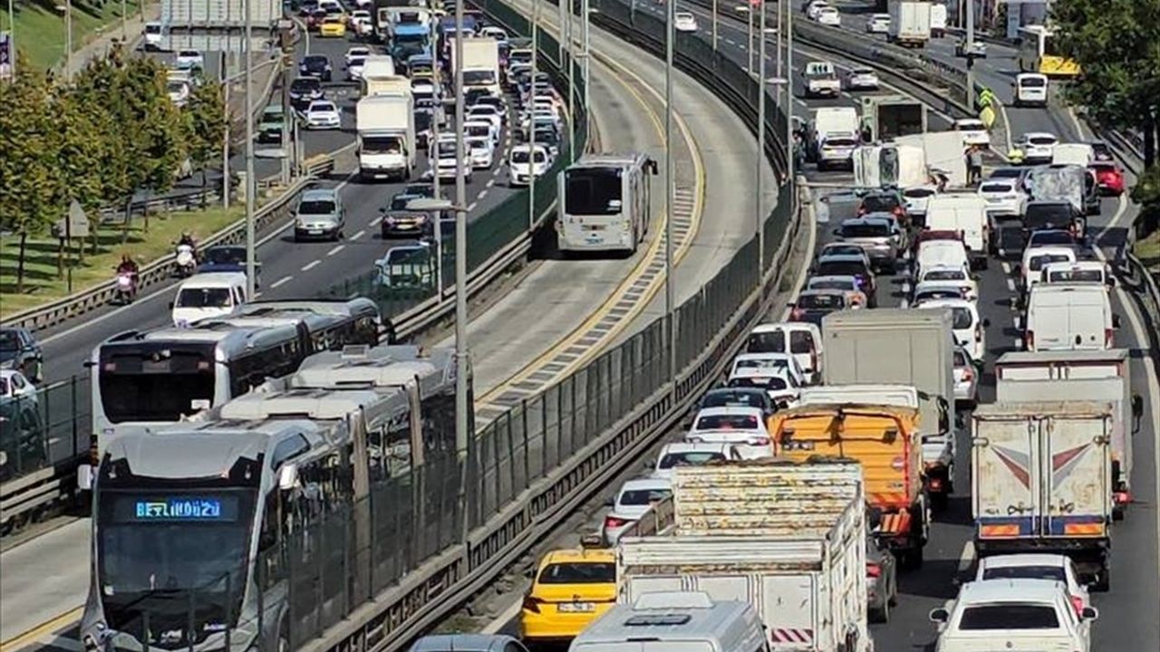 Bakırköy'de Kamyonet Kazası, Trafik Durma Noktasına Geldi