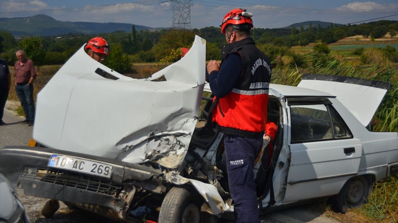 Balıkesir'de Üç Araçlı Trafik Kazası: Dört Yaralı