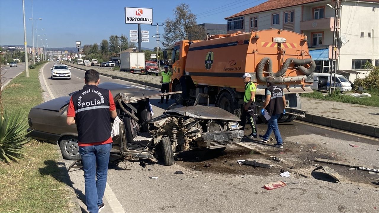 Bartın'da Trafik Kazası: Temizlik Aracına Çarpan Sürücü Ağır Yaralandı