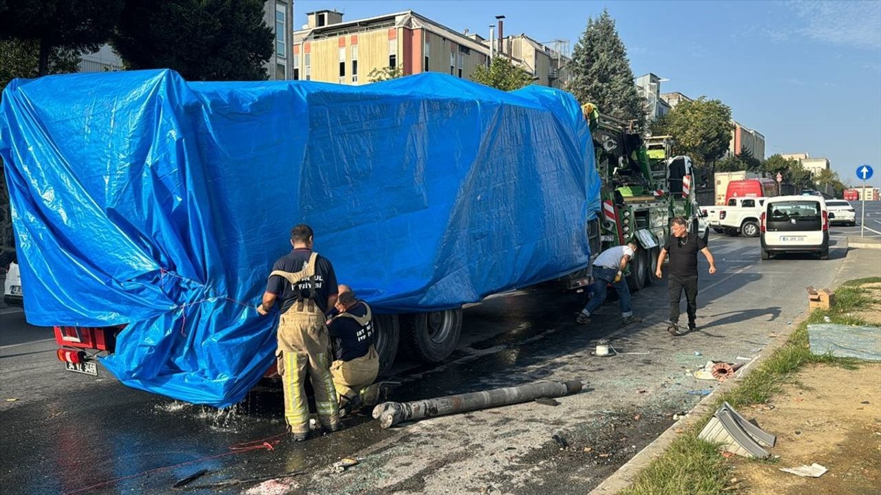 Başakşehir'de Yangın Yolu Kaza: İtfaiye Aracı Devrildi