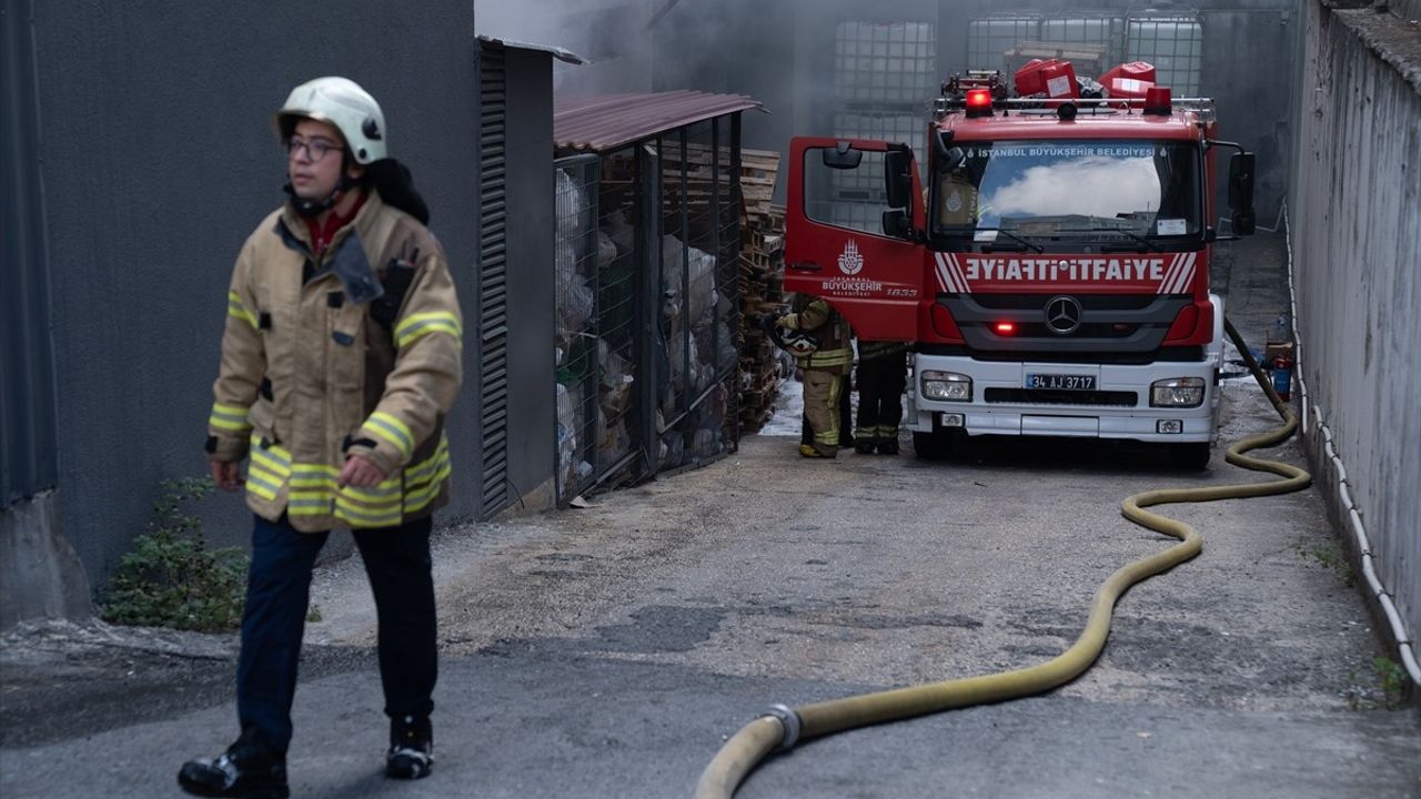 Beylikdüzü'ndeki Fabrika Yangını Kontrol Altına Alındı