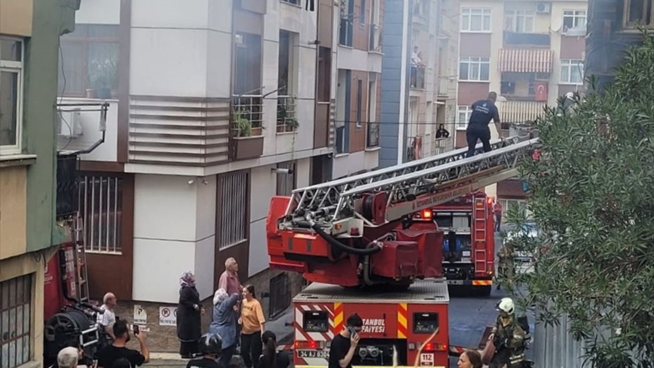 Beyoğlu'nda 3 Katlı Binada Yangın, Anne ve 3 Çocuğu Kurtarıldı