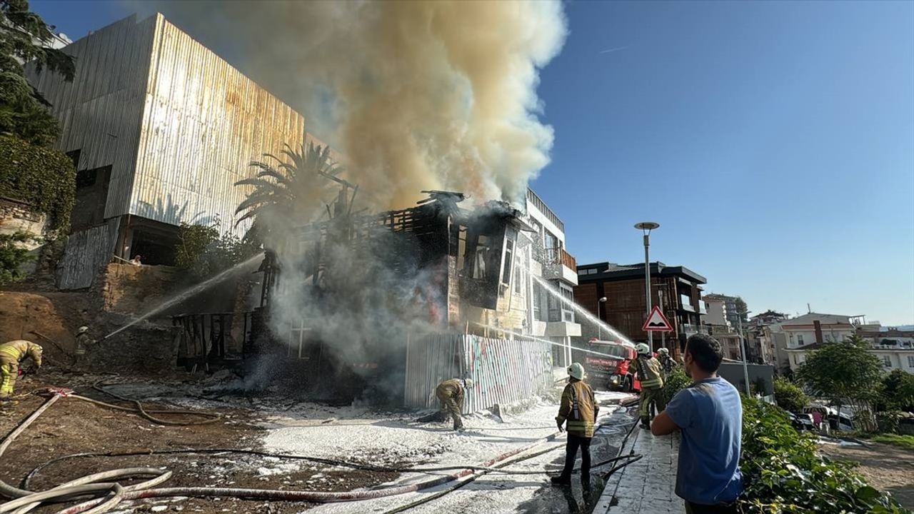 Beyoğlu'nda Metruk Binada Yangın Çıkması: İtfaiye Ekipleri Olay Yerinde