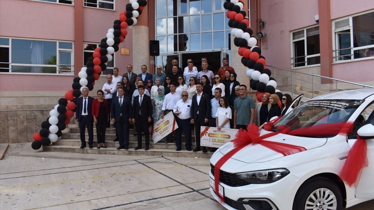 Burdur'da Hayırsever İş İnsanı Öğrencileri Ödüllendirdi