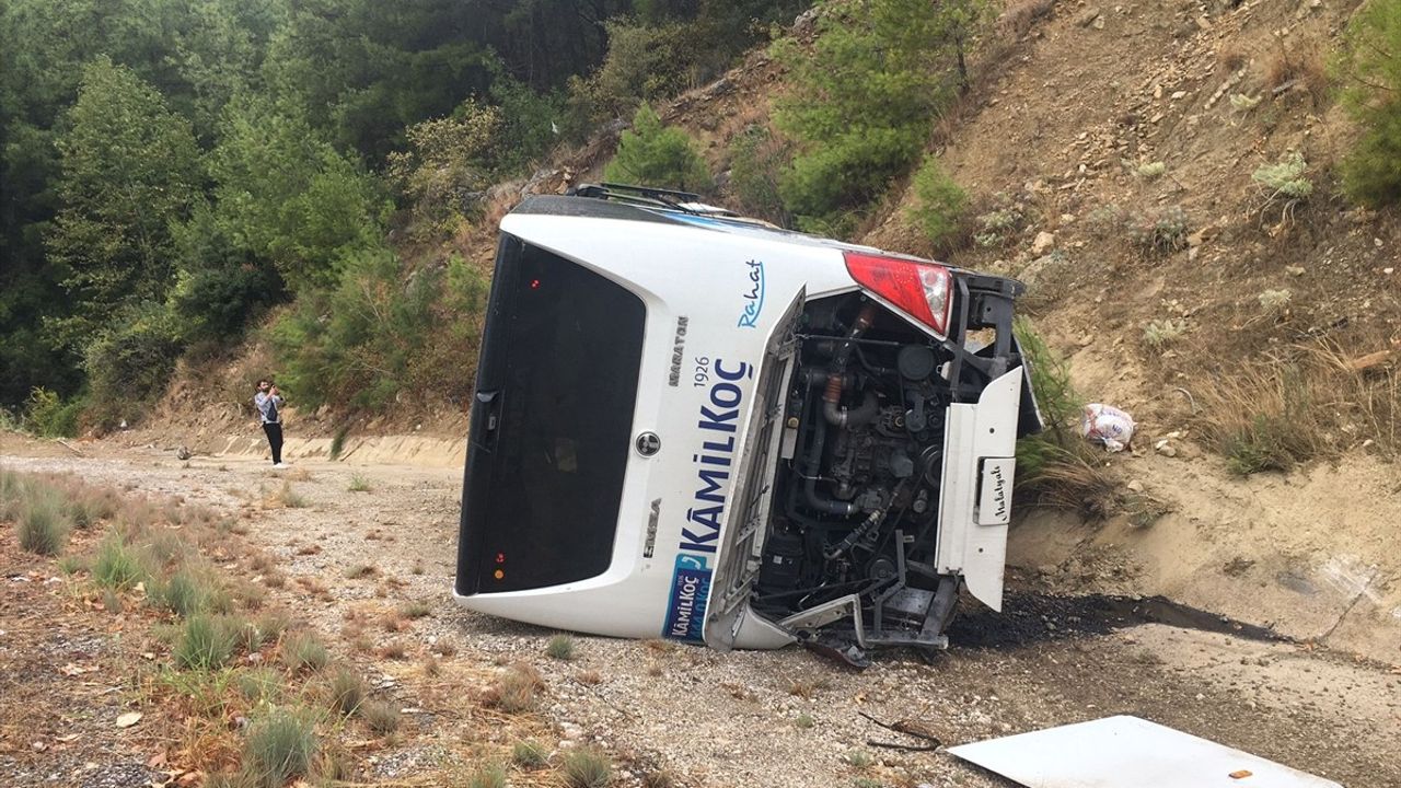 Burdur'da Yolcu Otobüsü Tıra Çarparak Devrildi, 8 Yaralı