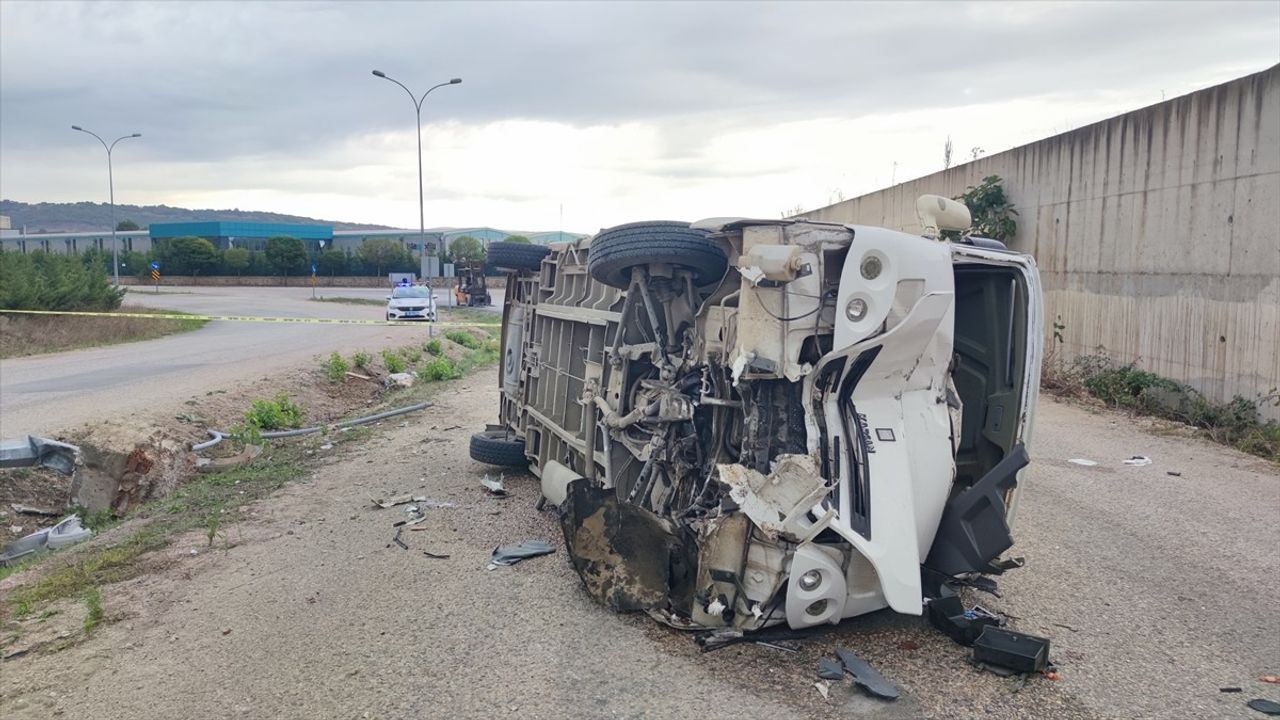 Bursa İnegöl'de İşçi Servisi Minibüsü Devrildi: 13 Yaralı