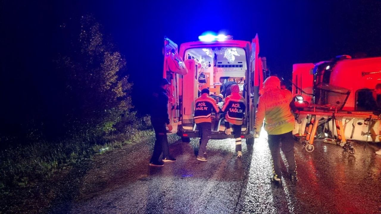 Çorum'da Tır Devrildi, İki Kişi Yaralandı