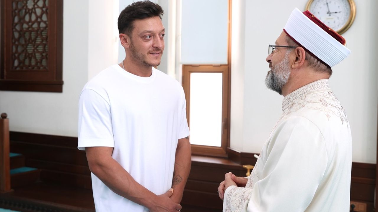 Diyanet Başkanı Erbaş ve Mesut Özil'in Anlamlı Buluşması