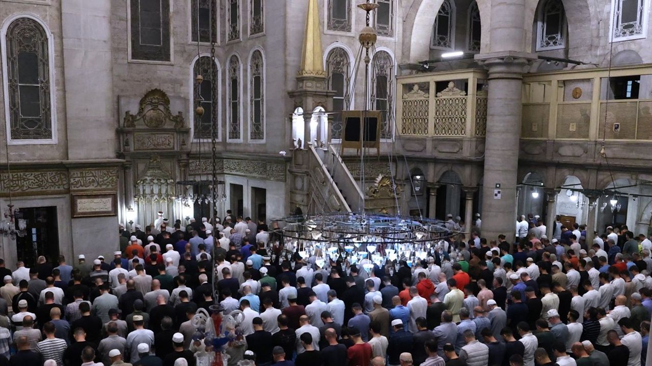 Diyanet İşleri Başkanı Ali Erbaş, Eyüp Sultan Camisi'nde Sabah Namazı Kıldırdı