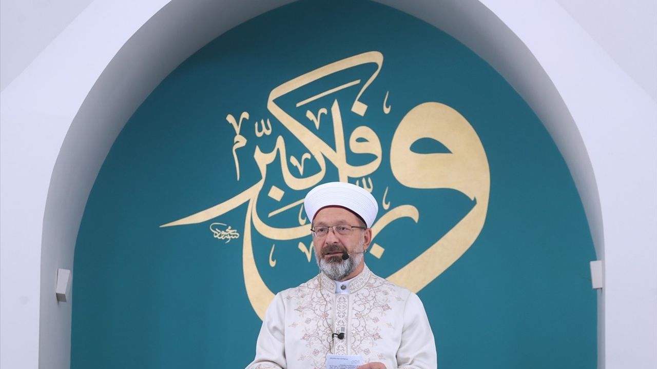 Diyanet İşleri Başkanı Erbaş'tan Cami Hutbesi: Kötülüklere Karşı Ahlak ve Sorumluluk Vurgusu