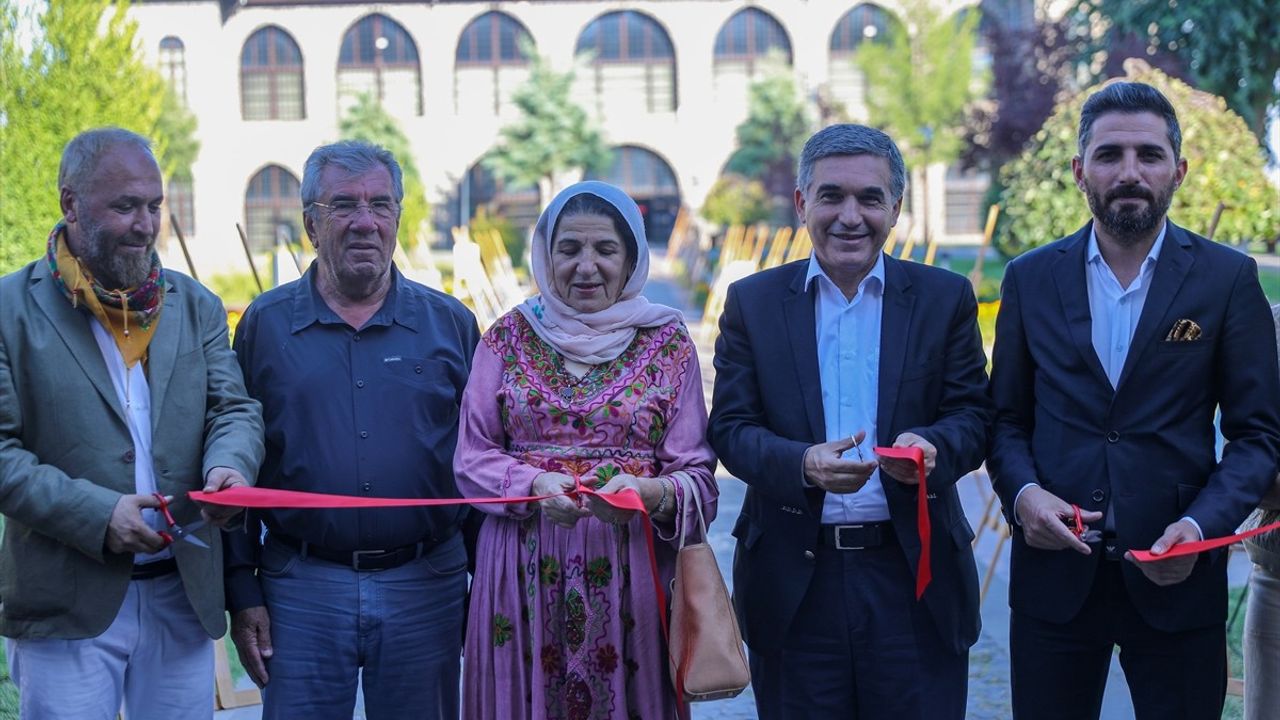 Diyarbakır'da 'Çayönü Tepesi: 60 Yıl 60 An' Fotoğraf Sergisi Açıldı