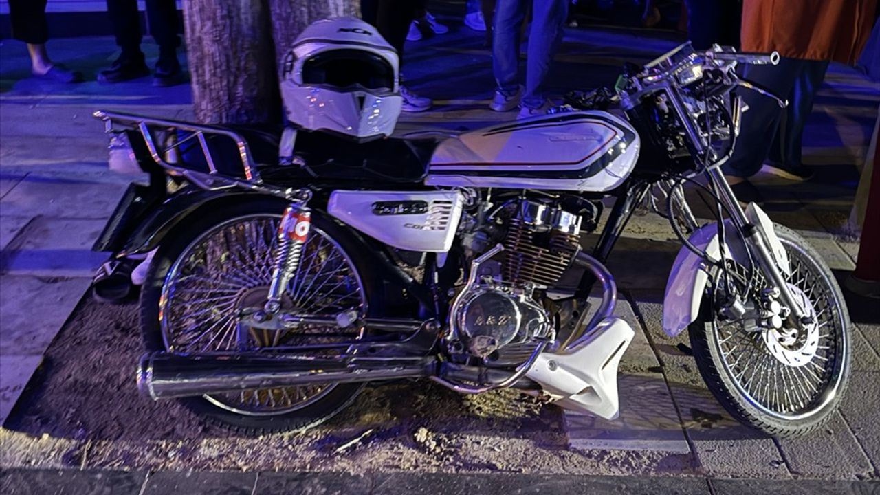 Düzce'de Motosiklet ile Otomobil Çarpıştı: 2 Yaralı