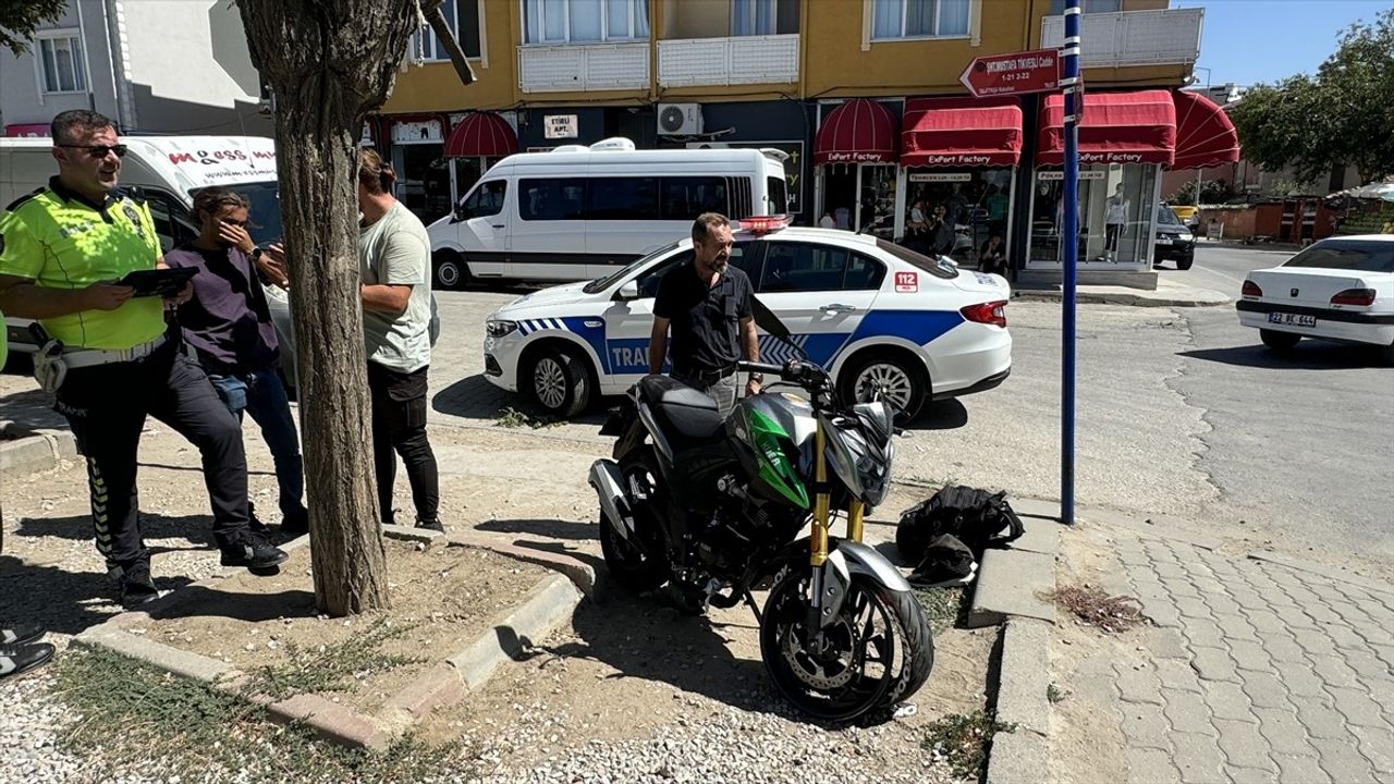 Edirne'de Motosiklet ve Hafif Ticari Araç Çarpıştı: 1 Yaralı