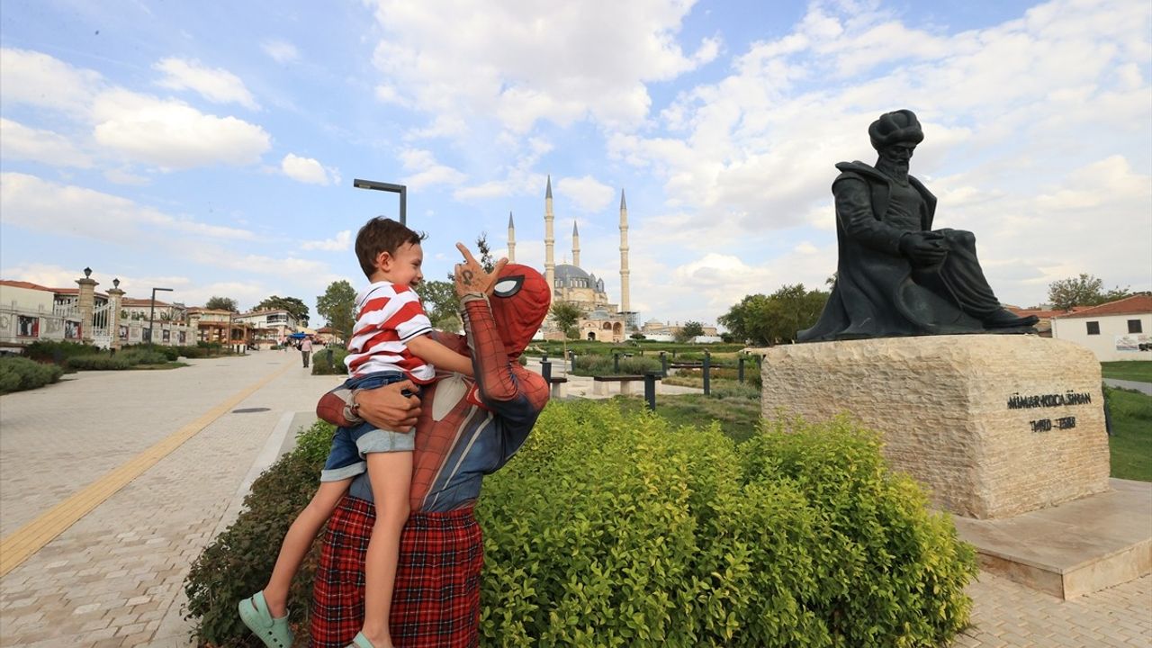 Edirne'yi Ziyaret Eden 'Örümcek Adam' Hayallerini Gerçekleştiriyor