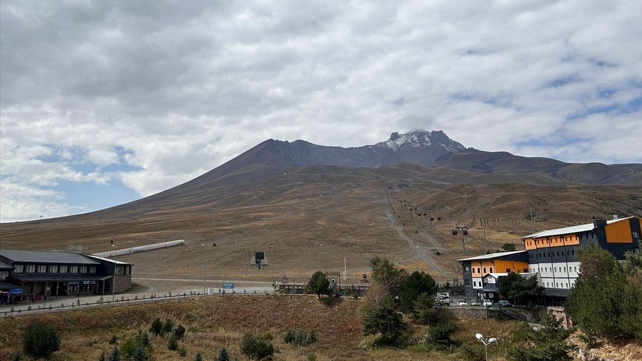 Erciyes Dağı'nda Kış Geliyor: Zirveye Kar Yağdı