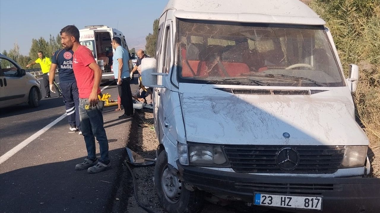 Erzincan'da İşçi Taşıyan Minibüs Kazası: 9 Yaralı