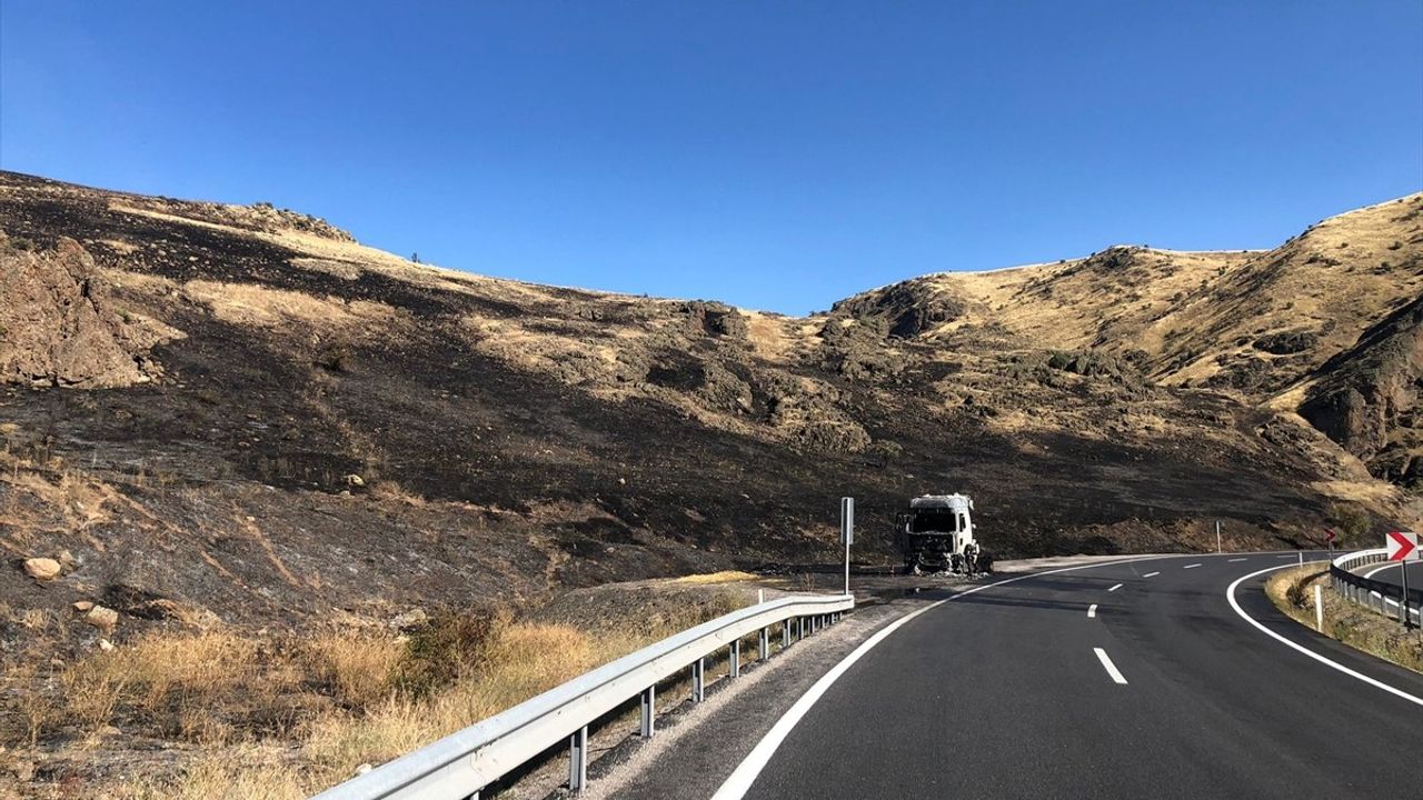 Erzincan'da Seyir Halindeki Tır Alev Alev Yandı