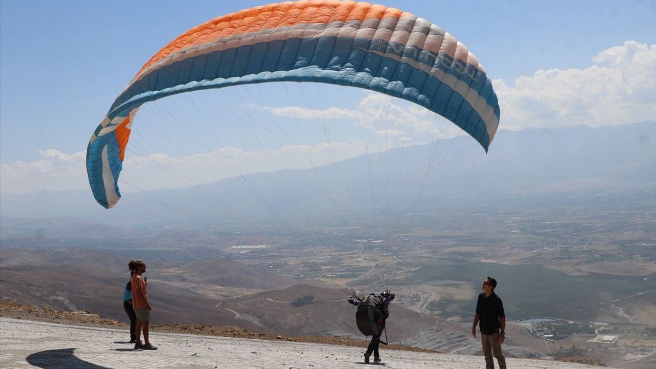 Erzincan'da Yamaç Paraşütü Şampiyonası Heyecanı