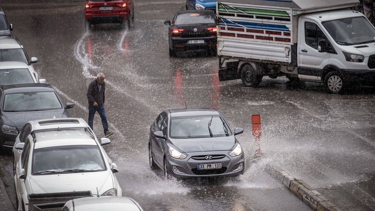 Erzurum'da Sağanak Yağış Hayatı Olumsuz Etkiledi