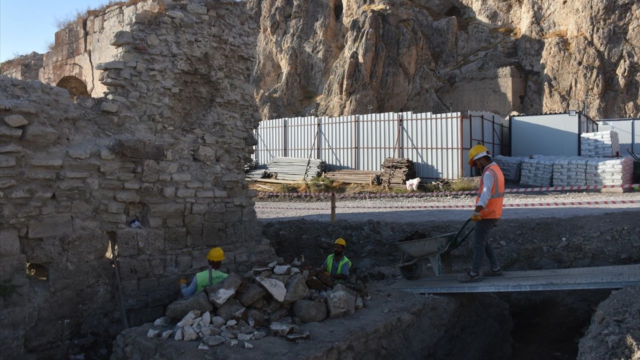 Eski Van Şehri'nde Ulu Cami Restorasyonu Devam Ediyor