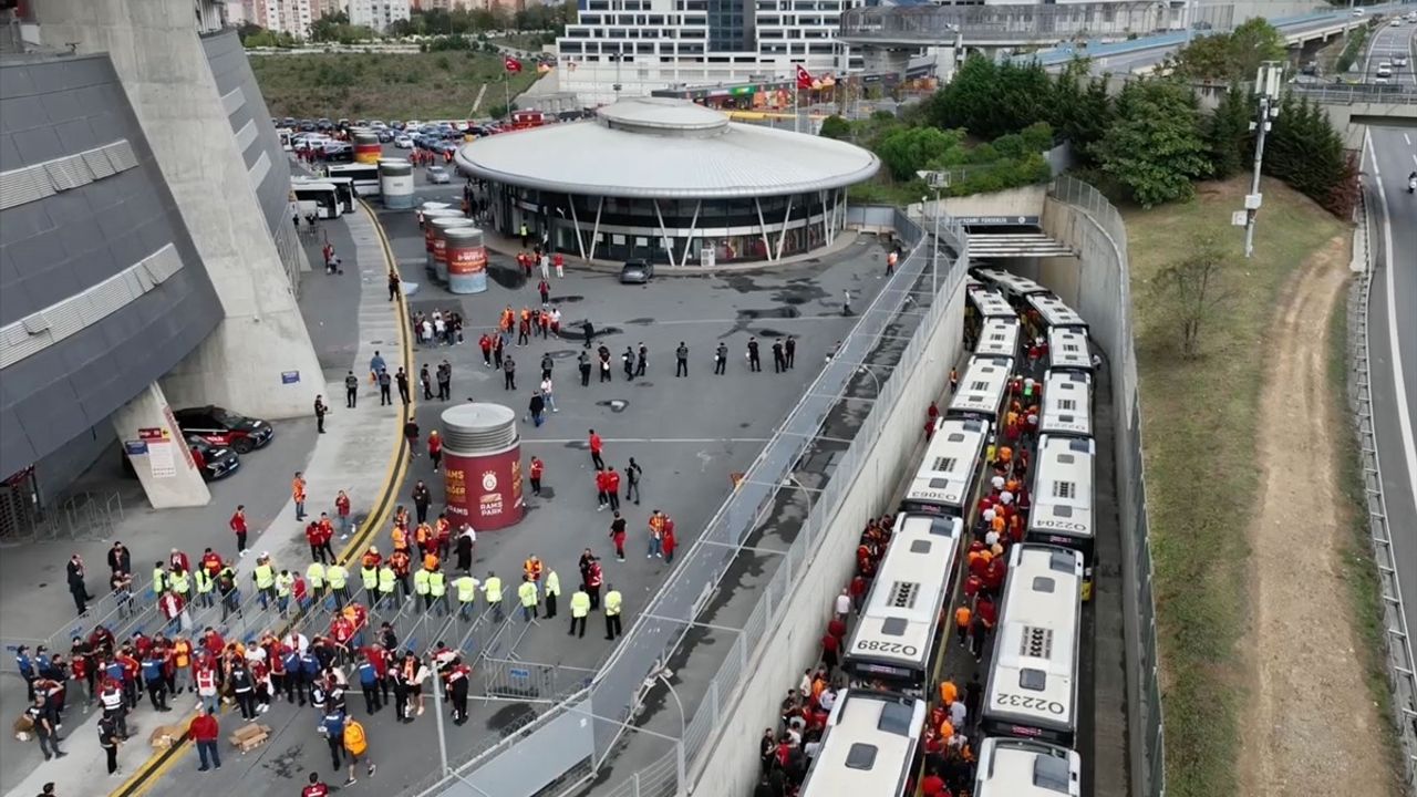 Galatasaraylı Taraftarlar Kadıköy'e Coşkuyla Gitti