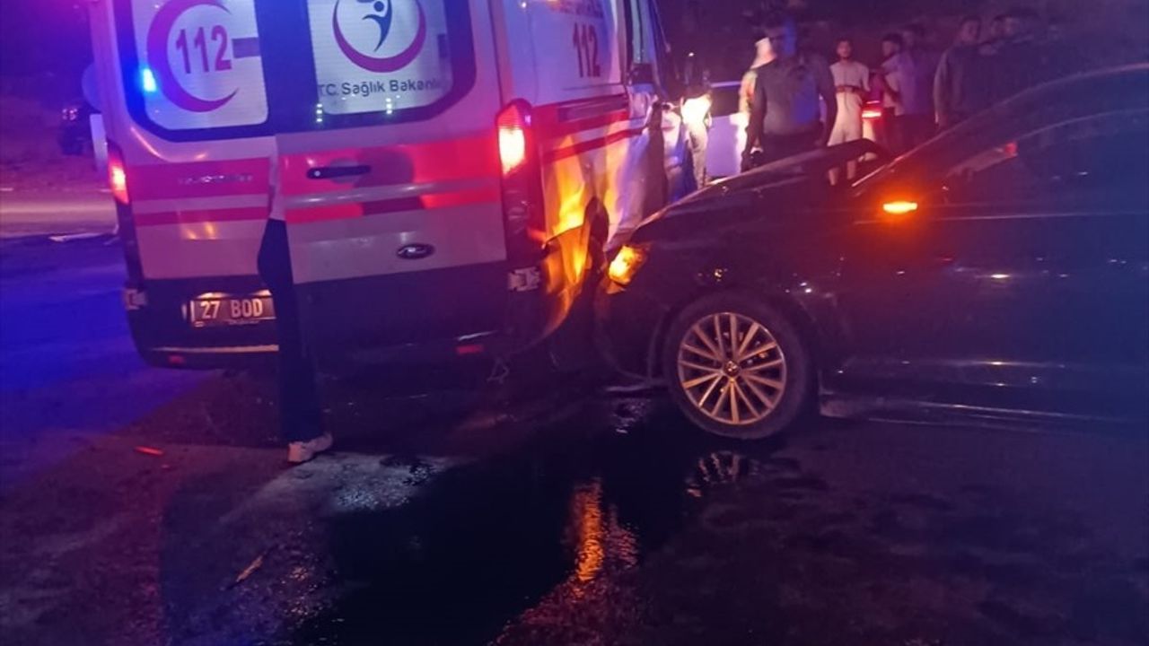 Gaziantep'te Ambulans ve Otomobil Çarpıştı: 2 Yaralı