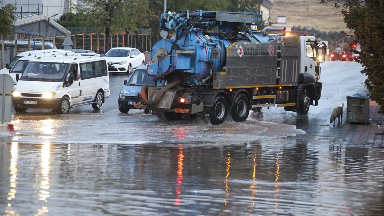 Gaziantep'te Sağanak Yağmur Hayatı Olumsuz Etkiledi