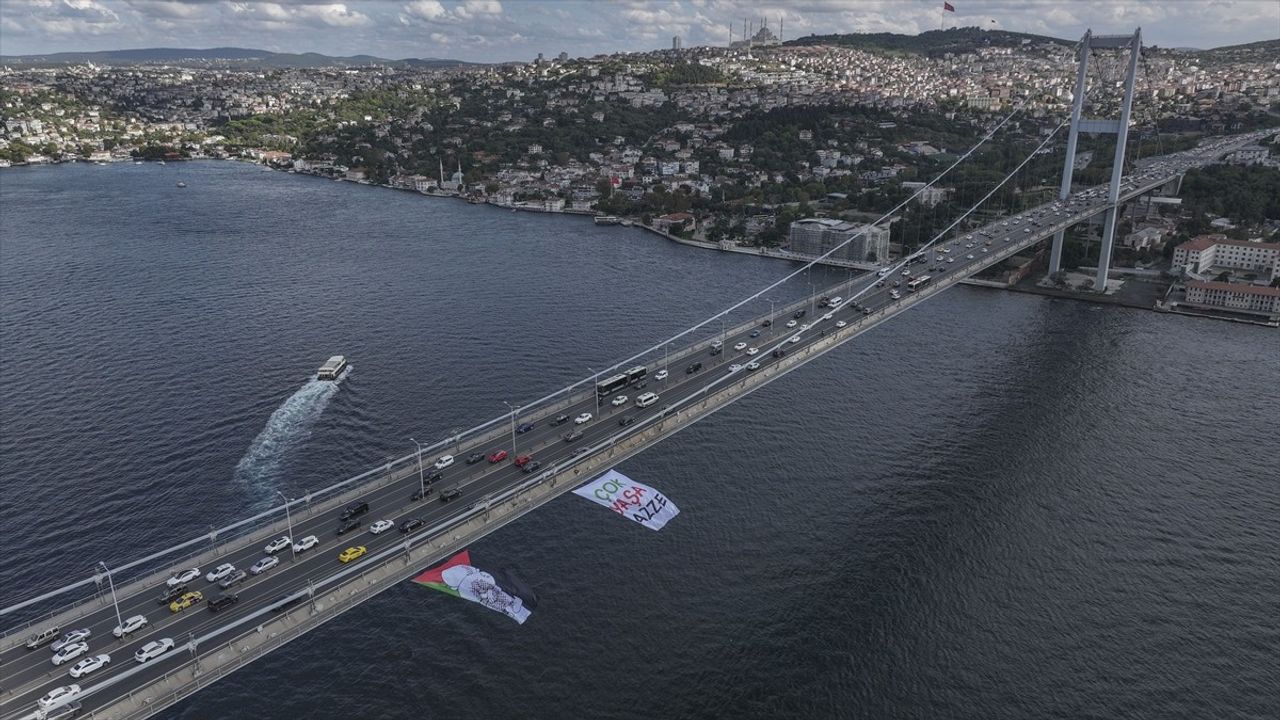 Gazze'deki Soykırım İçin Sembolik Eylem: 15 Temmuz Köprüsü'ne Pankart Asıldı