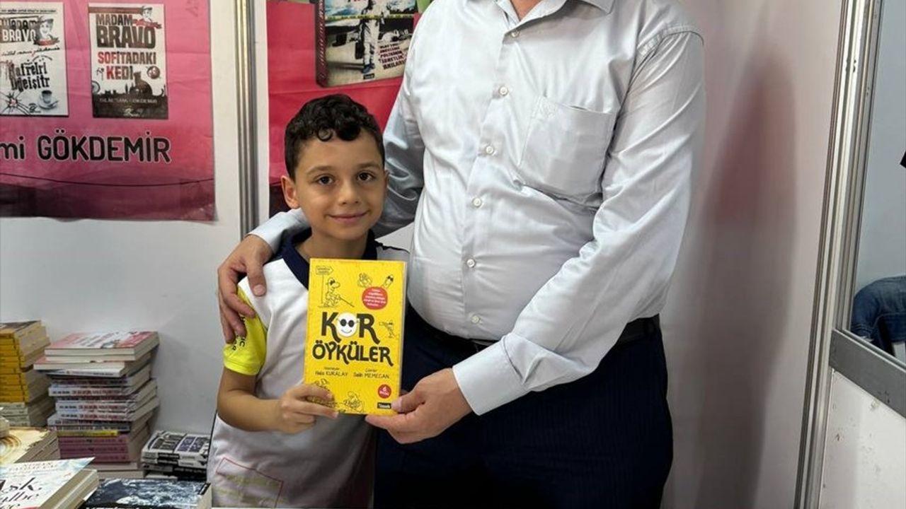 Görme Engelli Yazar Halis Kuralay, Sultanbeyli Kitap Fuarı'nda Okurlarıyla Buluştu