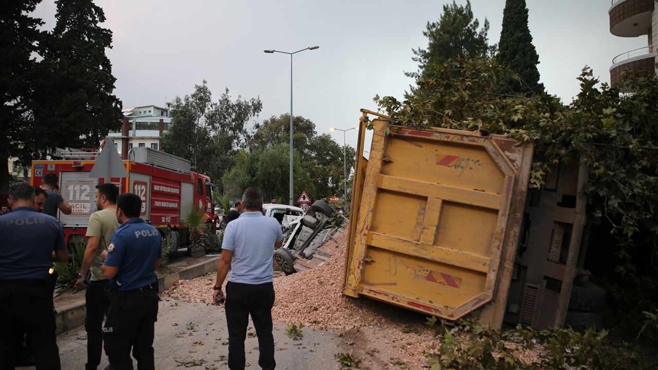 Hatay'da Hafriyat Kamyonu Kazası: 5 Yaralı