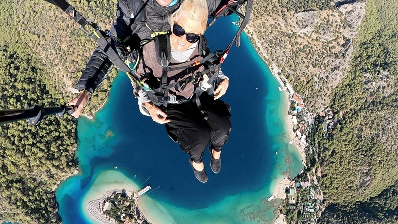 Hollandalı Turistler Fethiye'de Yamaç Paraşütü Deneyimi Yaşadı