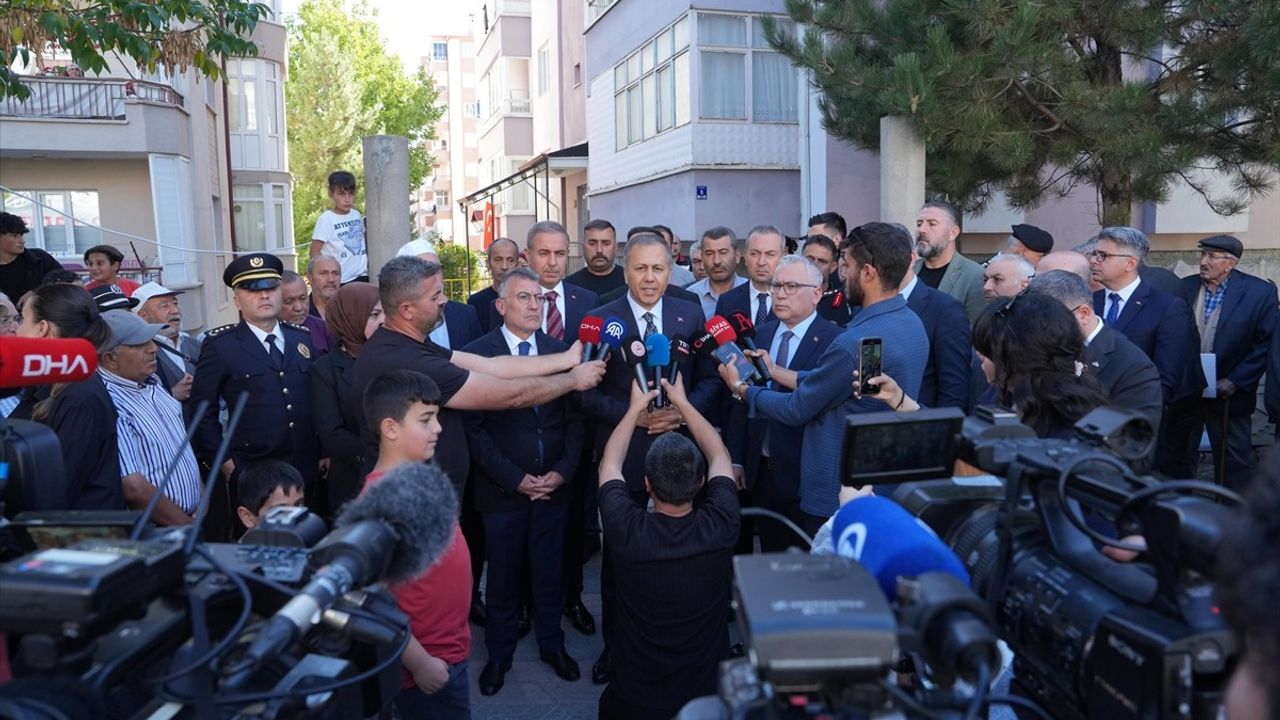 İçişleri Bakanı Yerlikaya, Şehit Polis Memuru Yılmaz'ın Ailesine Taziye Ziyaretinde Bulundu