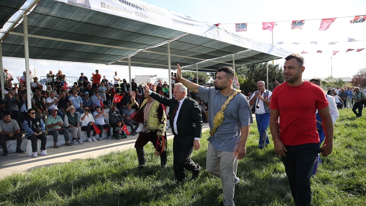 İpsala'da Kel Aliço Pehlivan Yağlı Güreşleri'nde İsmail Koç Şampiyon Oldu