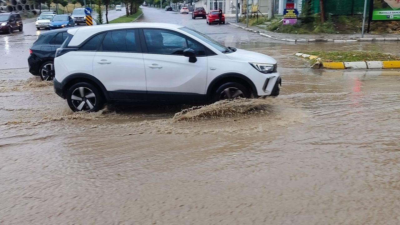 Isparta'da Sağanak Yağış Hayatı Zorlaştırdı