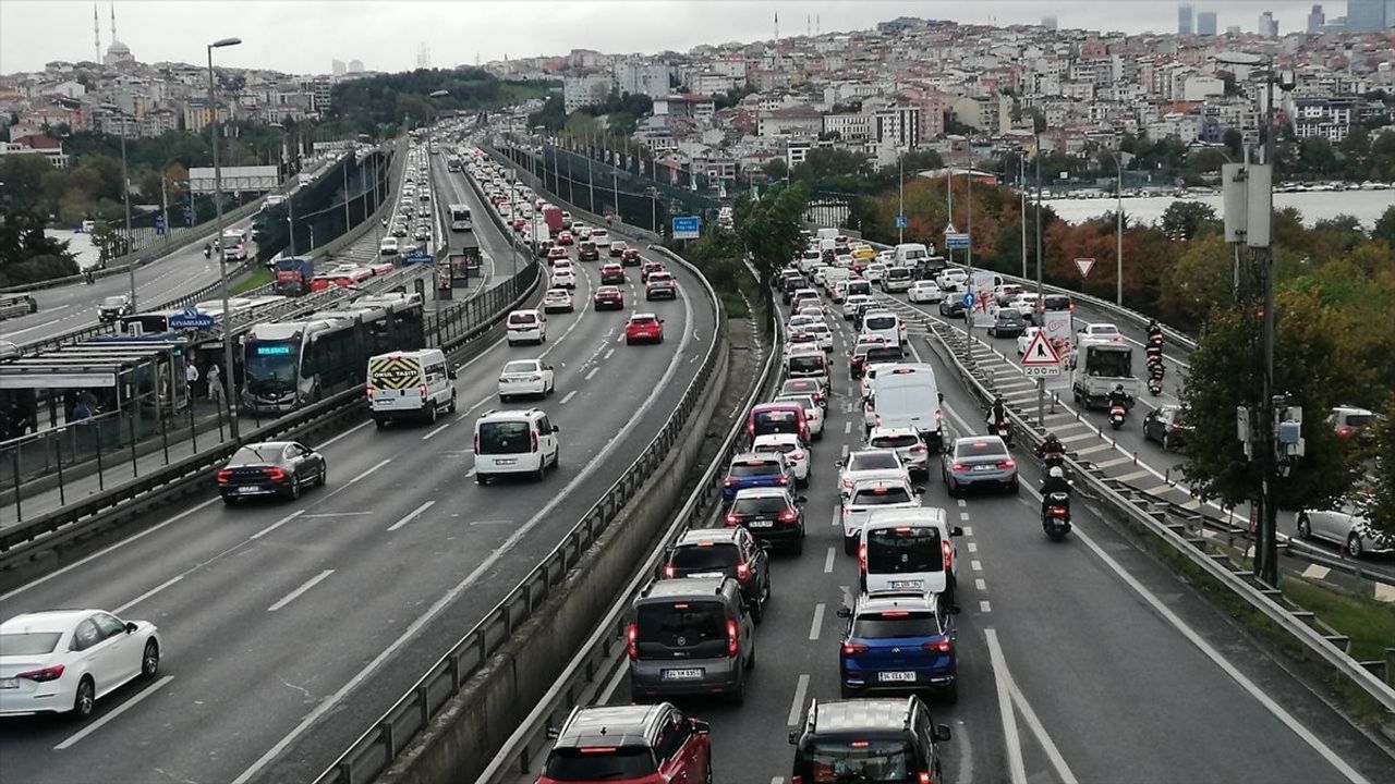 İstanbul'da Haftanın İlk Günü Trafik Yoğunluğu Artıyor