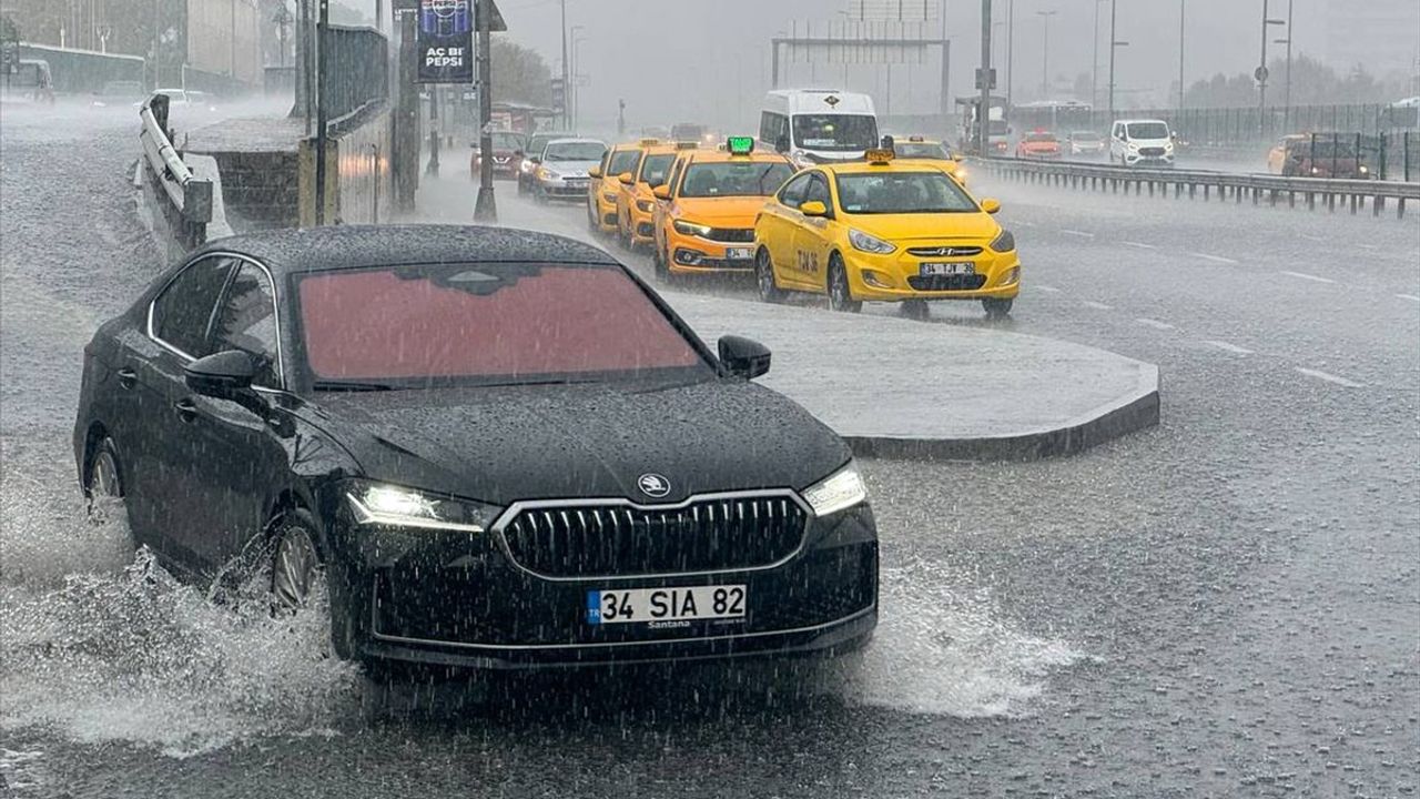 İstanbul'da Kuvvetli Yağışlar Sürüyor