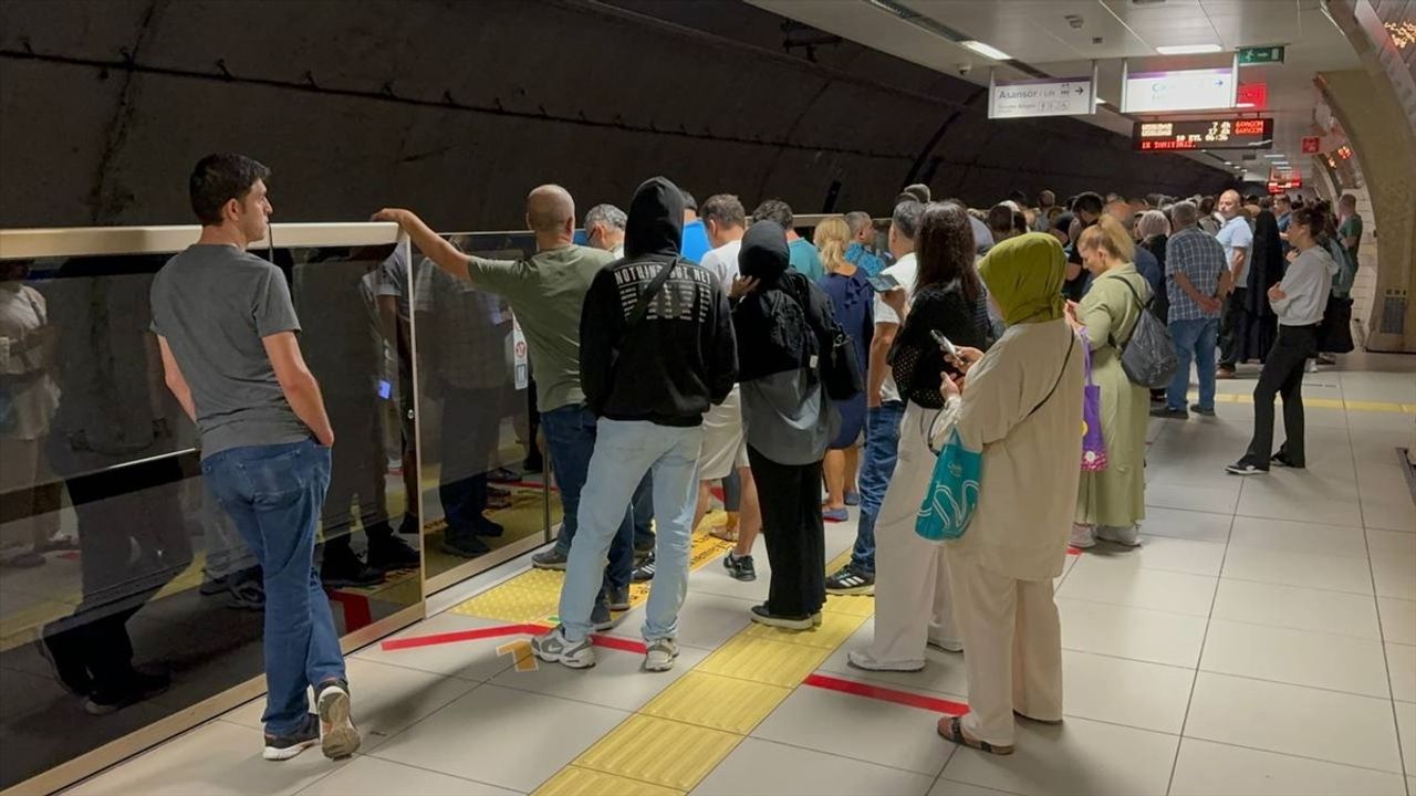 İstanbul'da M5 Metro Hattında Teknik Arıza Yaşandı