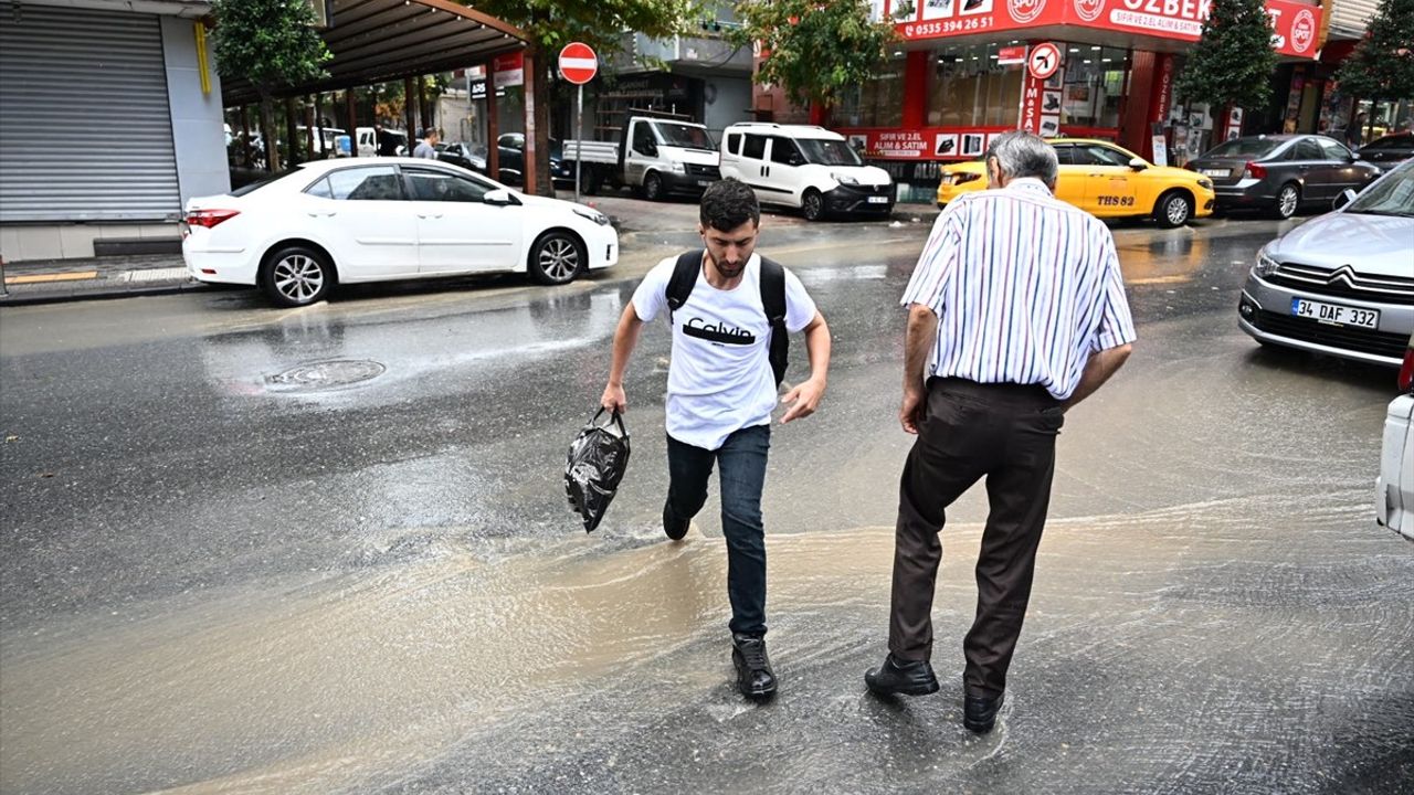 İstanbul'da Sağanak Yağış Felakete Yol Açtı