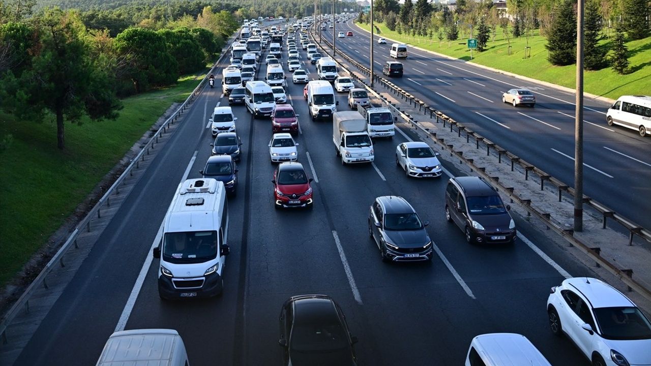 İstanbul'da Trafik Yoğunluğu Artıyor