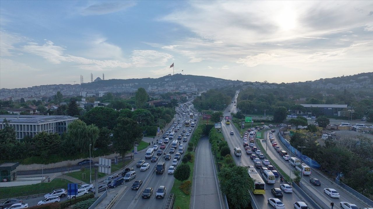 İstanbul'da Trafik Yoğunluğu Zirveye Ulaşıyor