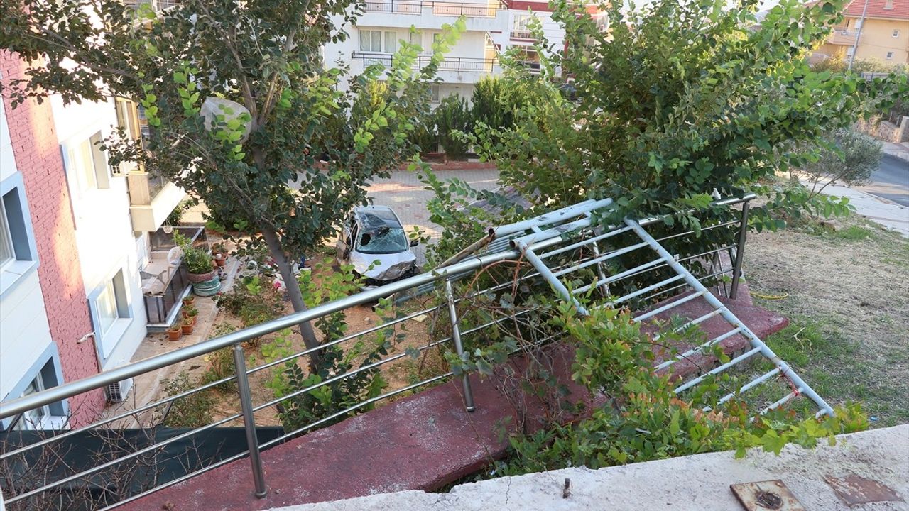 İzmir'de Apartmanın Bahçesine Düşen Otomobilde Yaralılar Var