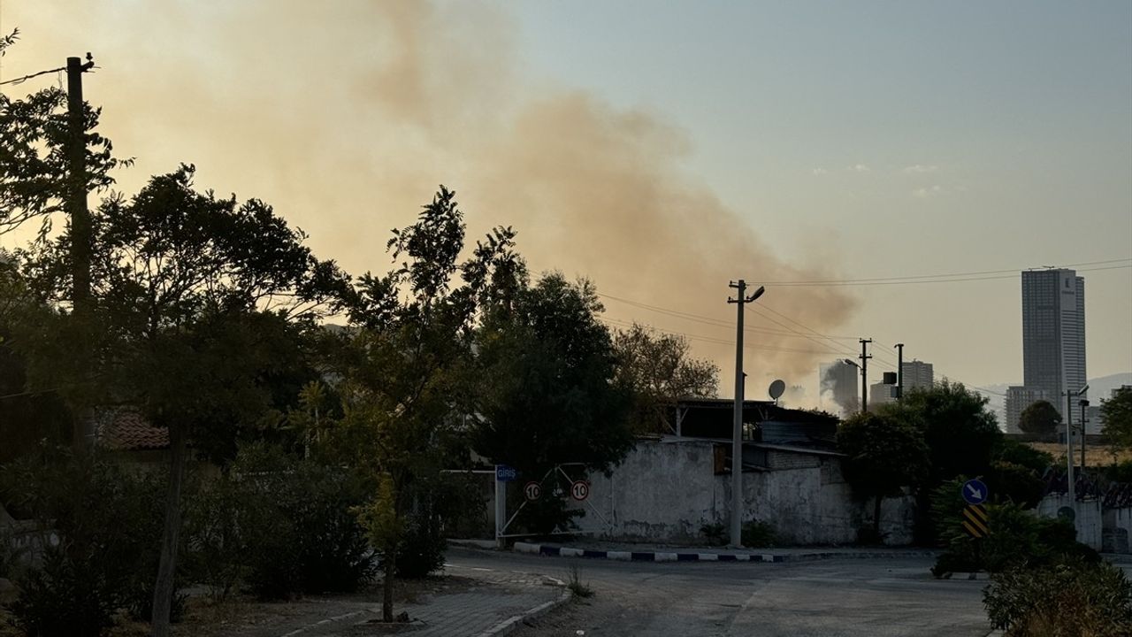 İzmir'de Su Depolama Alanındaki Yangın Kontrol Altına Alındı