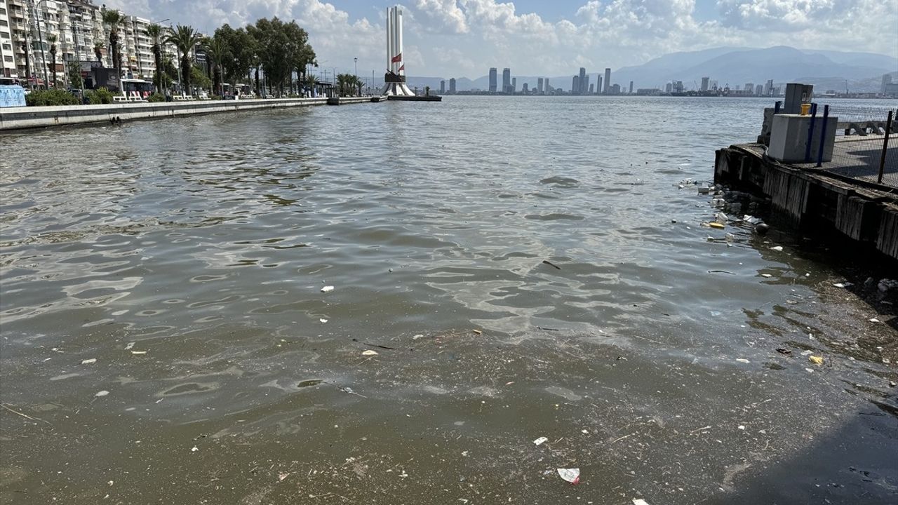 İzmir Körfezi'nde Atık Kirliliği Sorunu Gündemde