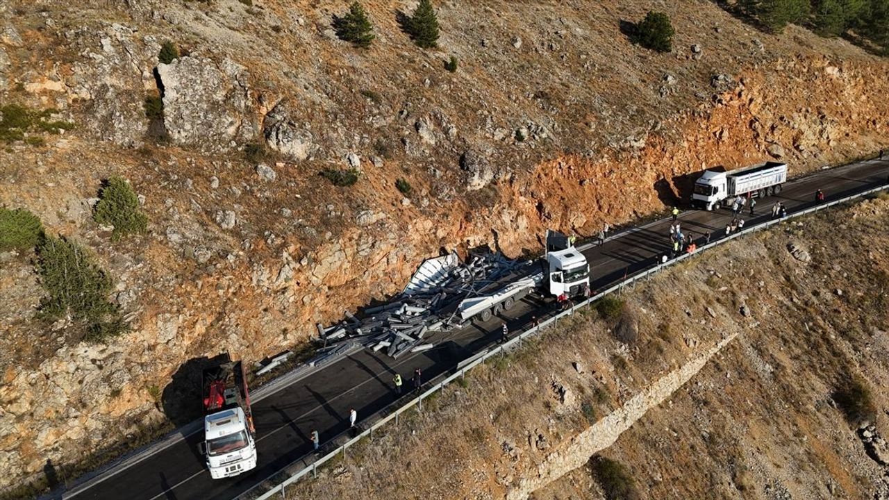 Kahramanmaraş'ta Kumaş Yüklü Tır Devrildi