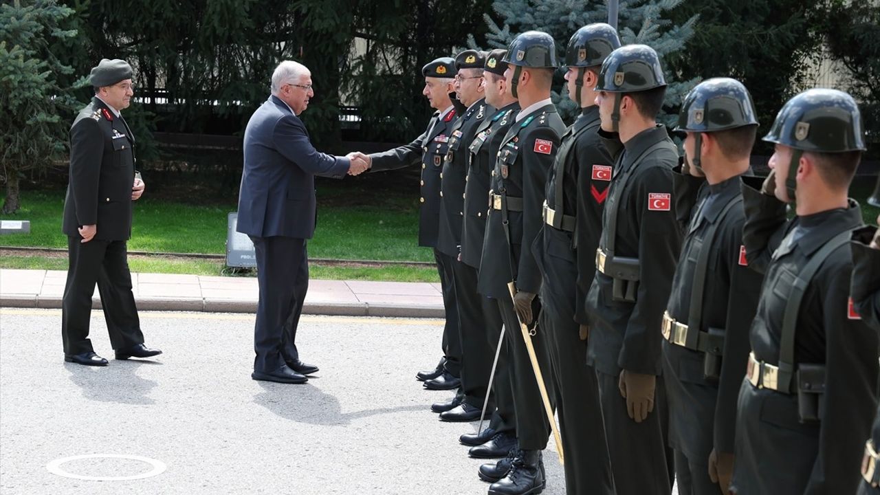 Kara Kuvvetleri Komutanlığına Ziyaret: Bakan Güler İncelemelerde Bulundu