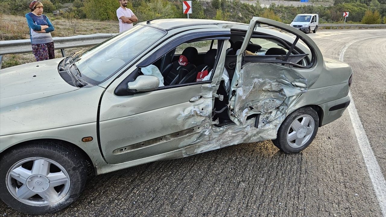 Karabük'te İki Otomobilin Çarpışması Sonucu 7 Yaralı