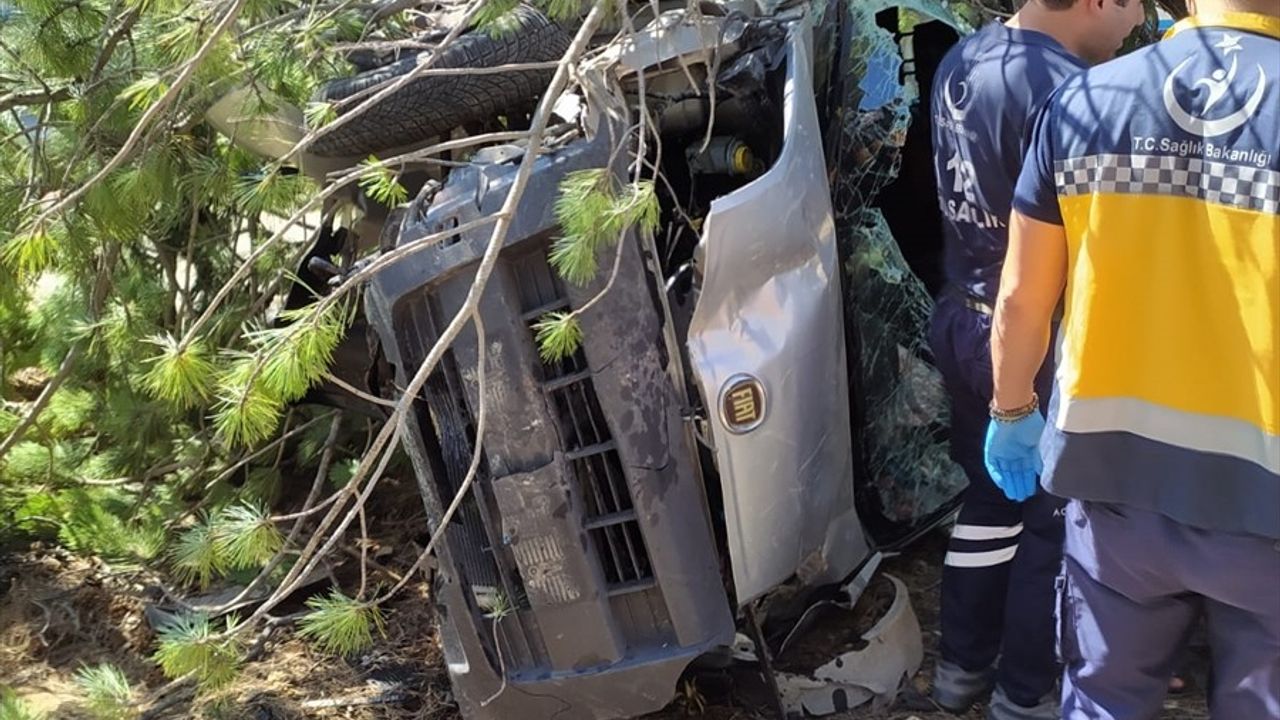 Karaman'da Hafif Ticari Araç Devrildi, 5 Yaralı