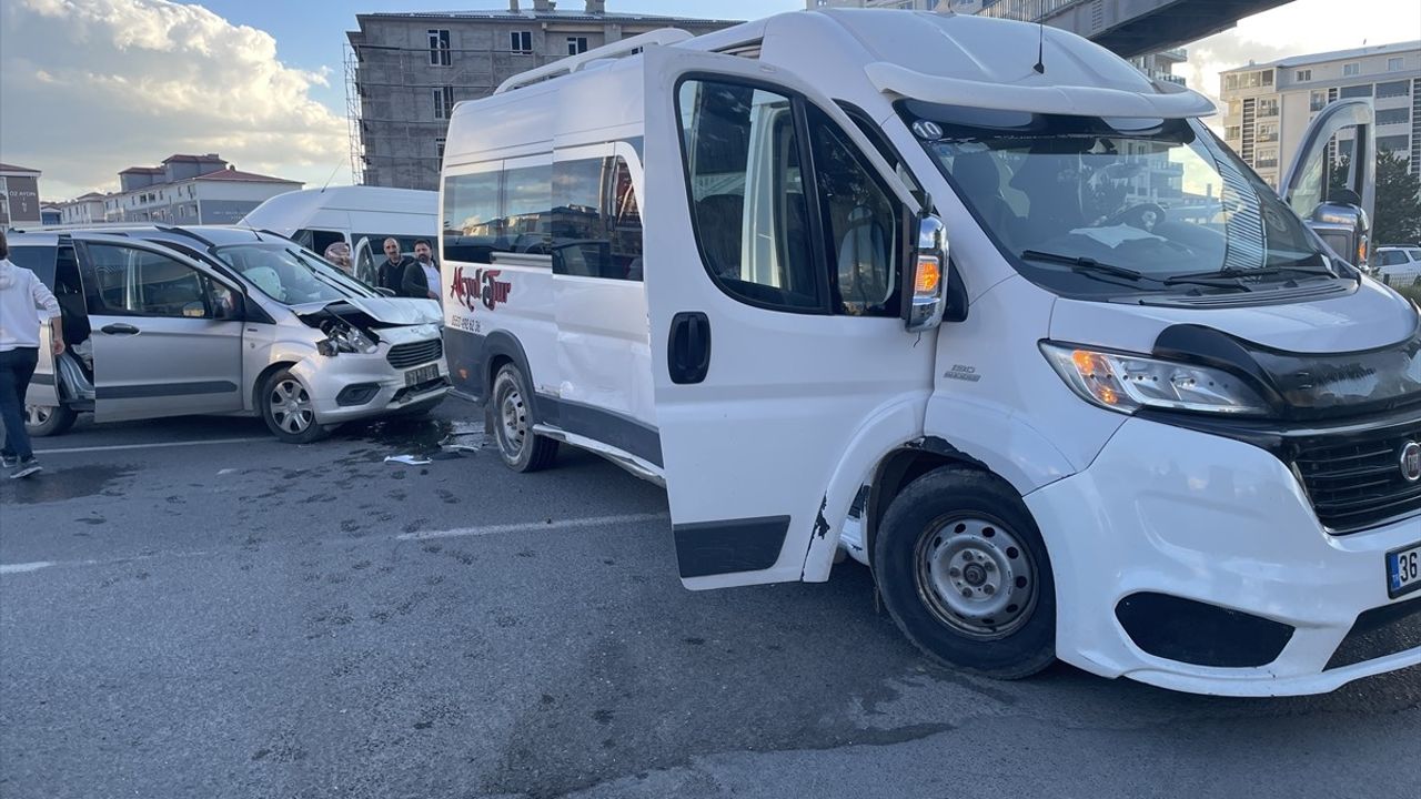 Kars'ta Öğrenci Servisi ile Otomobil Çarpıştı: 6 Yaralı