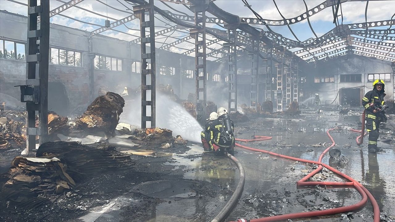 Kayseri'de Sünger Fabrikasında Yangın Kontrol Altına Alındı